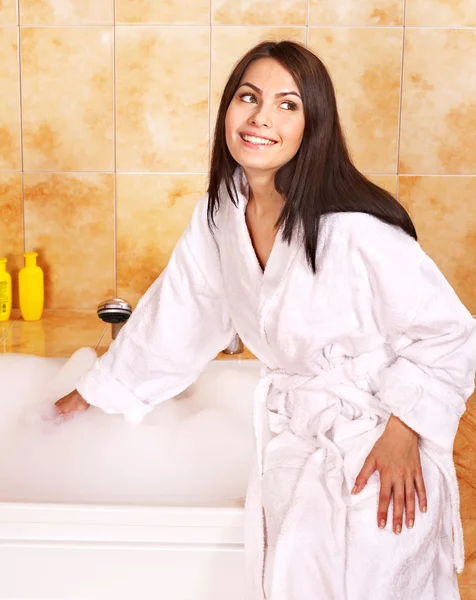 Mujer tomar baño de burbujas . — Foto de Stock