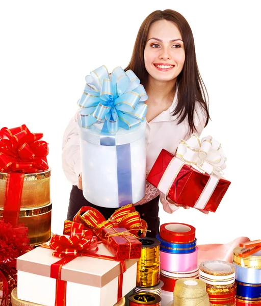 Flicka med grupp av färg presentförpackning. — Stockfoto