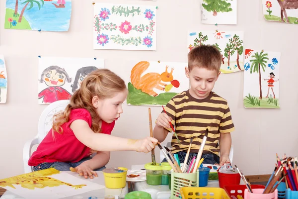 Παιδιά ζωγραφική στην αίθουσα παιχνιδιών. — Φωτογραφία Αρχείου
