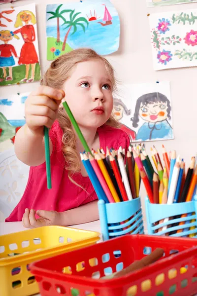 Παιδί, ζωγραφική με μολύβι το μάθημα τέχνης. — Φωτογραφία Αρχείου