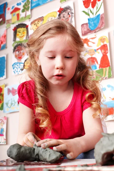 Dítě dívka hrají hlíny v herně. — Stock fotografie