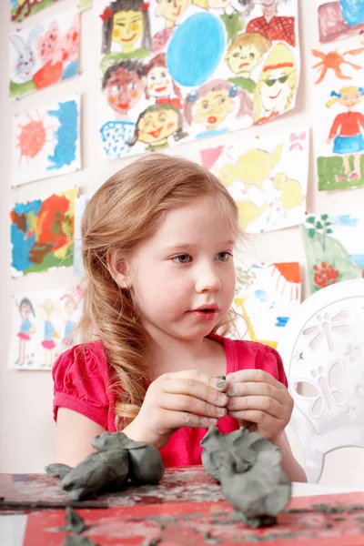 Kind spelen met klei. — Stockfoto