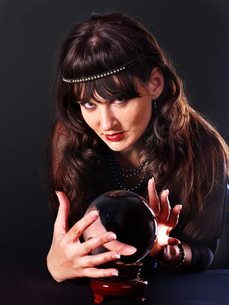 Wanita muda dengan bola kristal . — Stok Foto