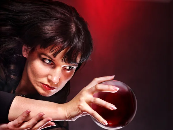 Giovane donna con sfera di cristallo . — Foto Stock