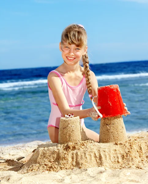 Ребенок играет на пляже. — стоковое фото