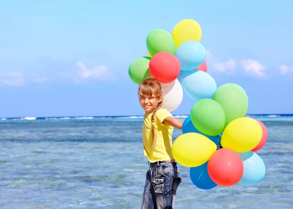 Dziecko z balonów na plaży — Zdjęcie stockowe