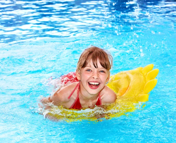 Ребенок плавает на надувном пляжном матрасе . — стоковое фото