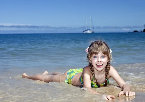 Emoción chica en la costa del mar . — Foto de Stock
