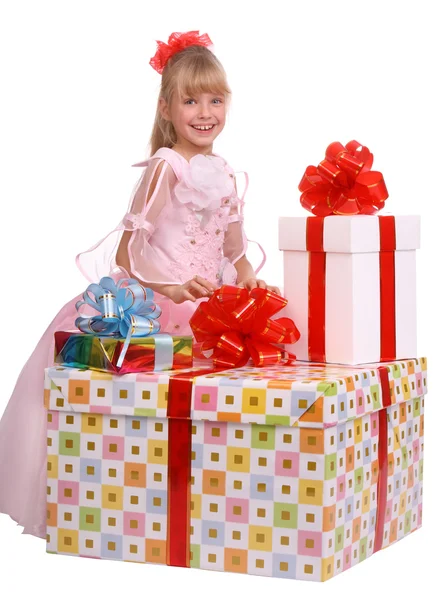 Bambino in cappello Babbo Natale contenente scatola regalo rossa . — Foto Stock