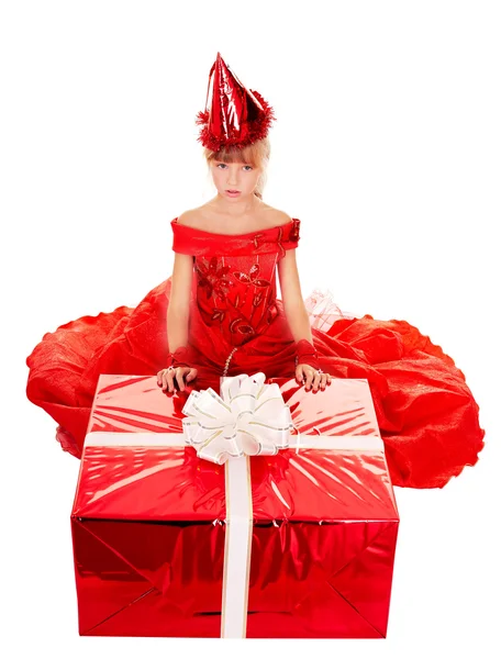 ギフト用の箱の赤いドレスで誕生日の子供女の子. — ストック写真