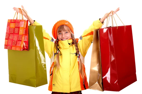 Chica en otoño sombrero naranja con grupo bolsa de compras . — Foto de Stock