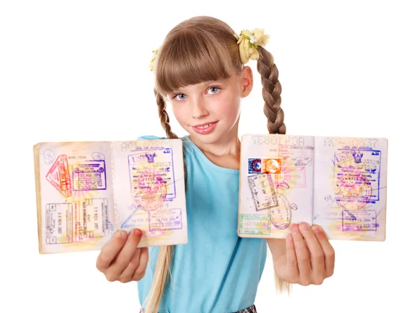 Bambino in possesso di due passaporti . — Foto Stock