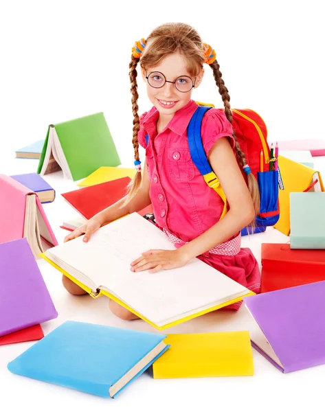 Glücklich sitzendes Schulmädchen mit Brille und Bücherstapel. — Stockfoto