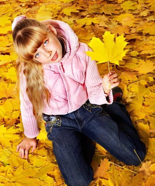 Kid in autumn orange leaves. — Stockfoto