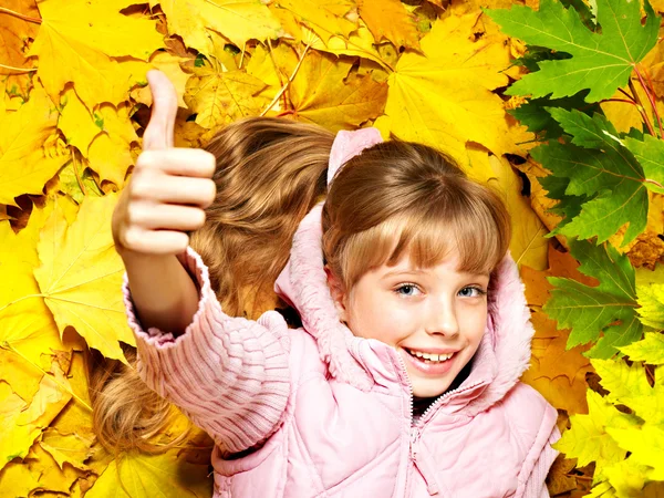 Dziecko w jesień liście pomarańczowy. — Zdjęcie stockowe