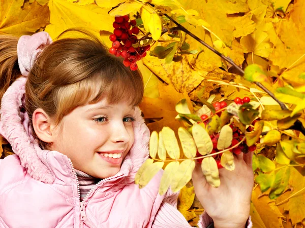 Niño en otoño hojas de color naranja . —  Fotos de Stock
