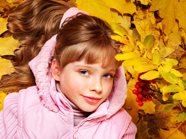 Kid i orange höstlöv. — Stockfoto