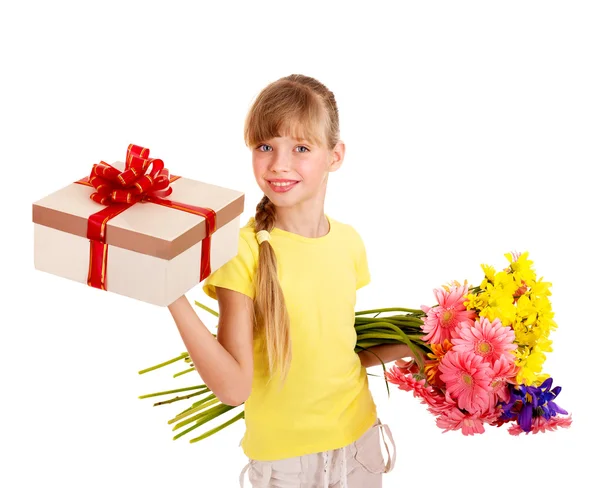 Enfant tenant boîte cadeau et fleurs . — Photo