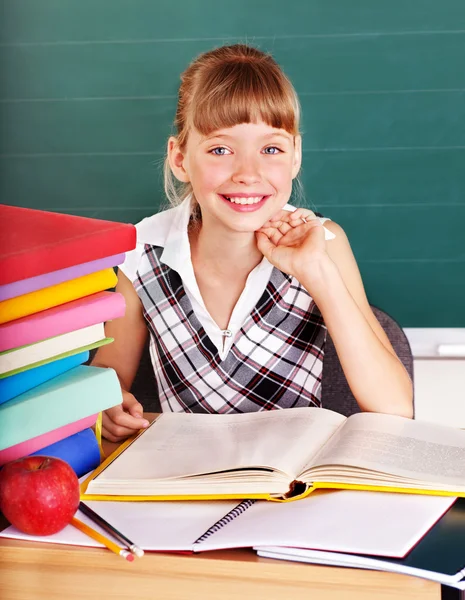 Scholier in klas in de buurt van blackboard. — Stockfoto