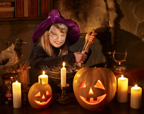 Witch met pompoen lantaarn. — Stockfoto