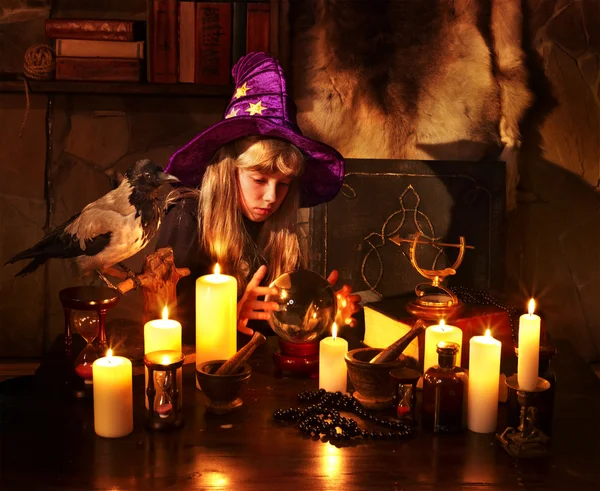 Witch met kristallen bol. — Stockfoto