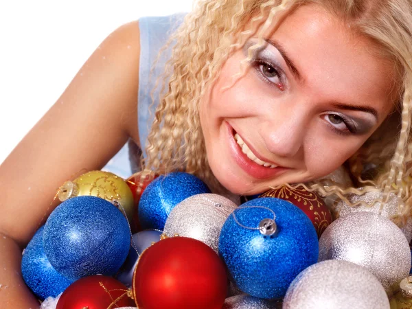 Jeune femme dans les boules de Noël . — Photo