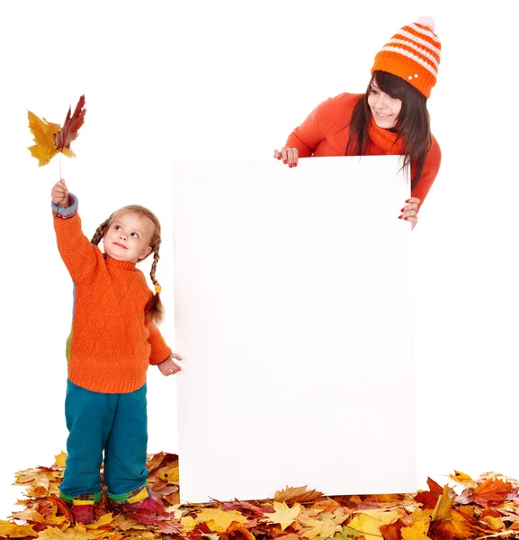 Familia con niño en hojas de otoño sosteniendo pancarta . — Foto de Stock