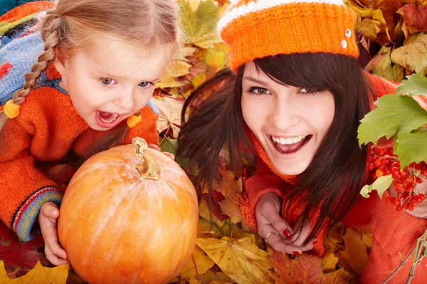 秋のカボチャで幸せな家族を葉します。. — ストック写真
