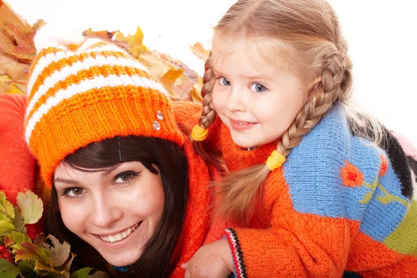 Famille heureuse avec enfant sur feuille d'automne orange . — Photo