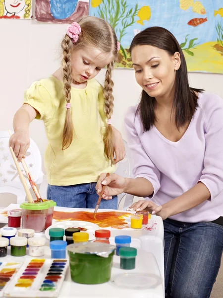 Dítě maluje v mateřské školce. — Stock fotografie