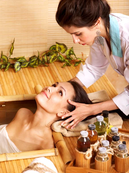 Mujer recibiendo masaje en spa de bambú . —  Fotos de Stock