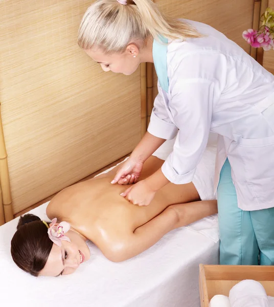 Junge Frau auf Massagetisch im Beauty-Spa. Serie. — Stockfoto