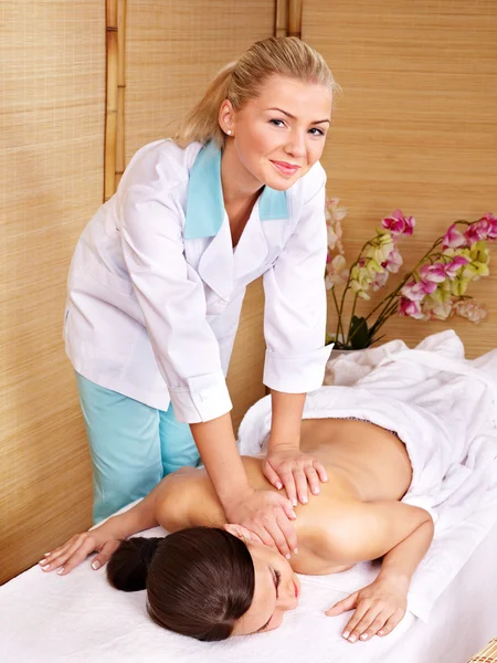 Mujer joven en mesa de masaje en spa de belleza. Serie . —  Fotos de Stock