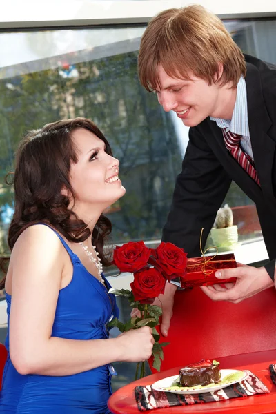 L'uomo propone il matrimonio alla ragazza . Foto Stock