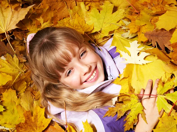 孩子在橙色秋叶. — 图库照片#