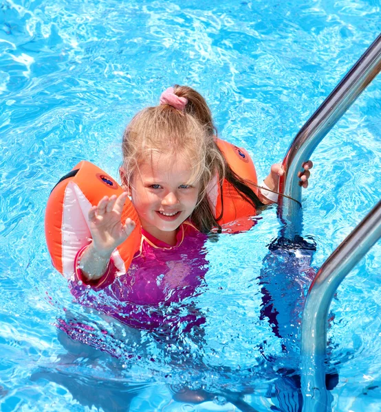 Niño con brazaletes en piscina — Foto de Stock
