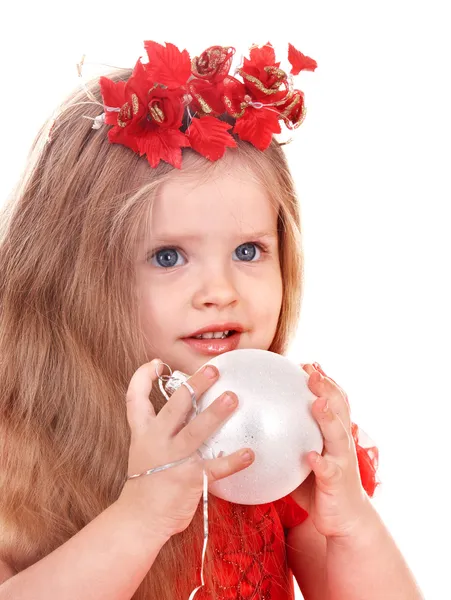 Meisje in een rode jurk bedrijf Kerstmis bal. — Stockfoto