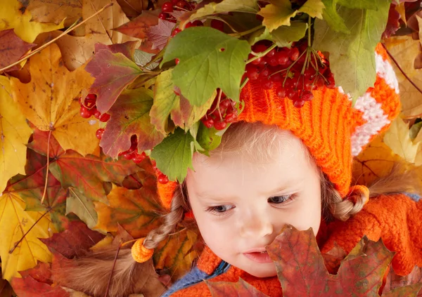 Kız çocuk sonbahar turuncu yaprak. — Stok fotoğraf