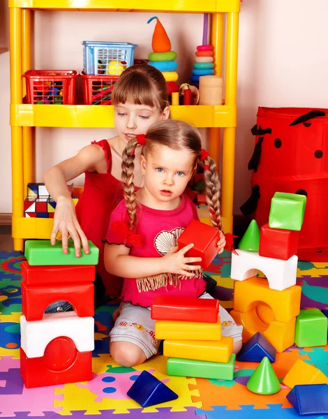 Crianças com bloco na sala de jogos . — Fotografia de Stock