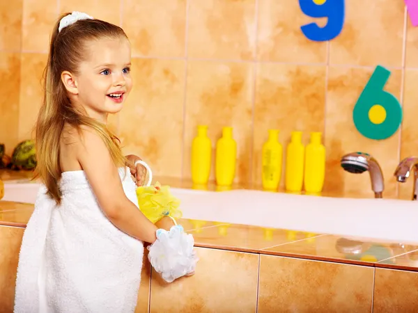 Lavado de niños en el baño . — Foto de Stock