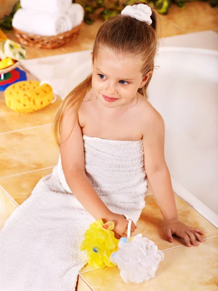 Миття дитини у ванні . — стокове фото