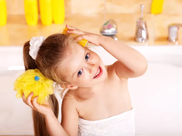Kind wäscht sich im Bad. — Stockfoto