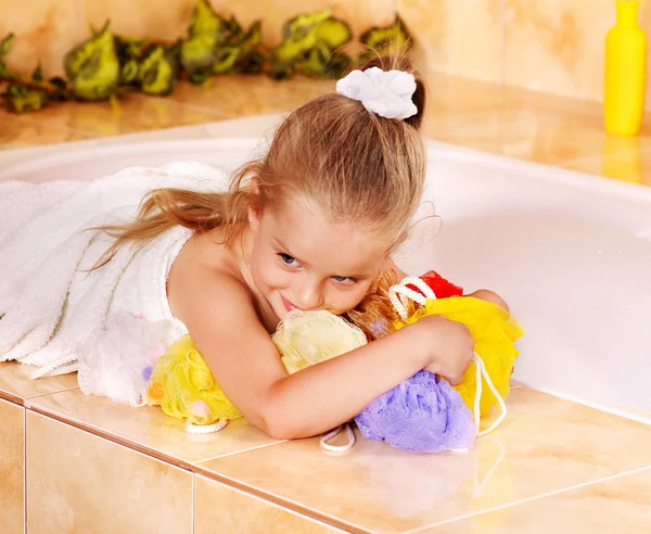 Παιδί πλύσιμο σε λουτρό. — Φωτογραφία Αρχείου