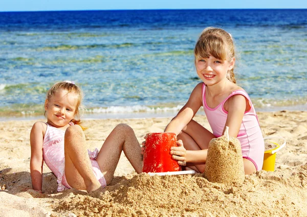 Діти грають на пляжі . — стокове фото