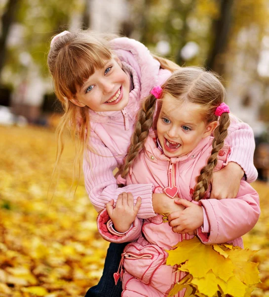 Enfants en feuilles d'automne orange . — Photo
