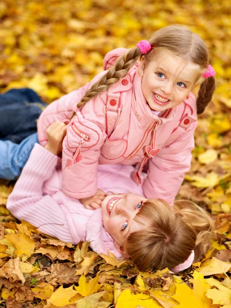 Crianças no outono folhas de laranja . — Fotografia de Stock