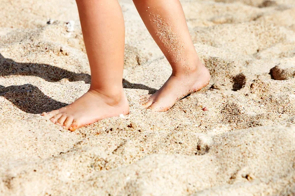 Noga dziecka w piasku. — Zdjęcie stockowe