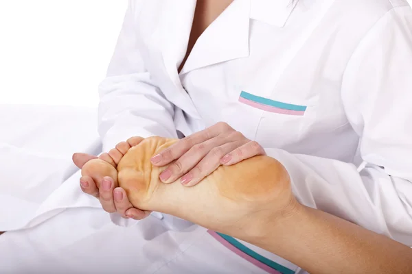 Massage van vrouwelijke been. eerste hulp. — Stockfoto