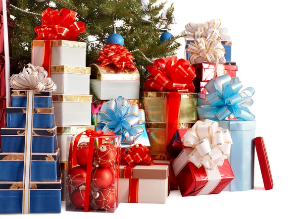 Gruppe Geschenk-Box, Weihnachtsbaum mit silberner, blauer Kugel. — Stockfoto