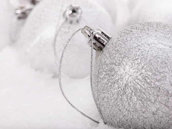 Palla di Natale nella neve. — Foto Stock